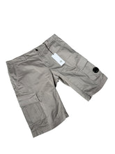 Lade das Bild in den Galerie-Viewer, CP Company Cargo Shorts

