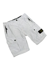 Lade das Bild in den Galerie-Viewer, Stone Island Cargo Shorts - W30
