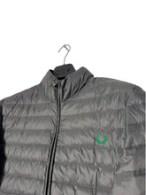 Lade das Bild in den Galerie-Viewer, Fred Perry Steppjacke - M
