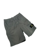 Lade das Bild in den Galerie-Viewer, Stone Island Cargo Shorts - W32
