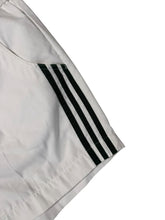 Lade das Bild in den Galerie-Viewer, Adidas Vintage Shorts - L
