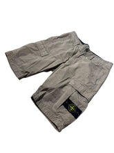 Lade das Bild in den Galerie-Viewer, Stone Island Cargo Shorts - W32
