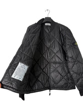 Lade das Bild in den Galerie-Viewer, Stone Island Steppjacke - L
