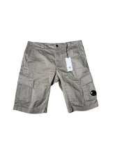 Lade das Bild in den Galerie-Viewer, CP Company Cargo Shorts
