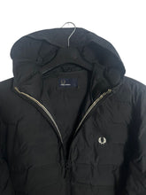 Lade das Bild in den Galerie-Viewer, Fred Perry Steppjacke - L
