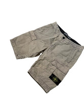 Lade das Bild in den Galerie-Viewer, Stone Island Cargo Shorts - W32
