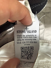 Lade das Bild in den Galerie-Viewer, Stone Island Cargo Shorts - W30
