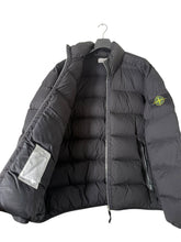 Lade das Bild in den Galerie-Viewer, Stone Island Daunenjacke - XXL
