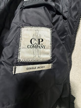 Lade das Bild in den Galerie-Viewer, CP Company Weste - L
