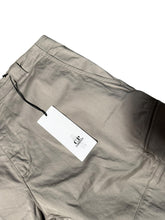 Lade das Bild in den Galerie-Viewer, CP Company Cargo Shorts
