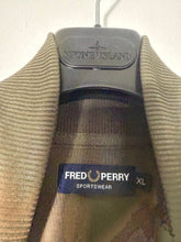 Lade das Bild in den Galerie-Viewer, Fred Perry Trainingsjacke - XL
