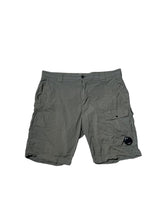 Lade das Bild in den Galerie-Viewer, CP Company Cargo Shorts - 52/XL
