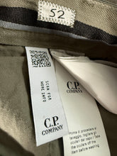 Lade das Bild in den Galerie-Viewer, CP Company Cargo Shorts - 52/XL
