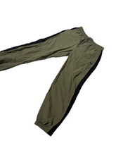 Lade das Bild in den Galerie-Viewer, Fred Perry Jogginghose - M
