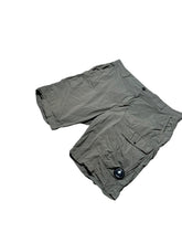 Lade das Bild in den Galerie-Viewer, CP Company Cargo Shorts - 52/XL
