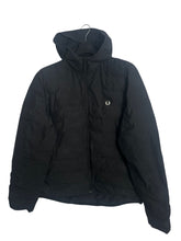 Lade das Bild in den Galerie-Viewer, Fred Perry Steppjacke - L
