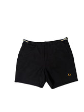 Lade das Bild in den Galerie-Viewer, Fred Perry Shorts - M
