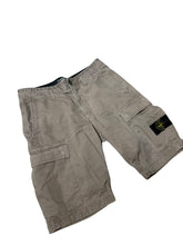 Lade das Bild in den Galerie-Viewer, Stone Island Cargo Shorts - W32
