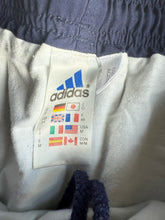Lade das Bild in den Galerie-Viewer, Adidas Shorts
