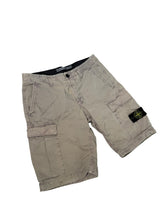 Lade das Bild in den Galerie-Viewer, Stone Island Cargo Shorts - W32
