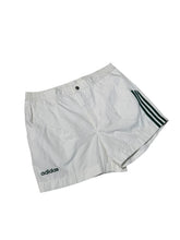 Lade das Bild in den Galerie-Viewer, Adidas Vintage Shorts - L
