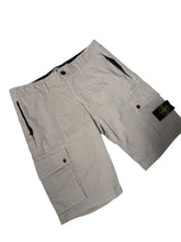 Lade das Bild in den Galerie-Viewer, Stone Island Cargo Shorts - W32
