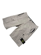Lade das Bild in den Galerie-Viewer, Stone Island Cargo Shorts - W32
