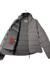 Lade das Bild in den Galerie-Viewer, CP Company Daunenjacke - XXL
