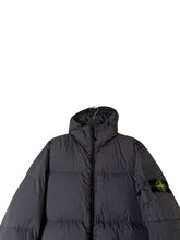 Lade das Bild in den Galerie-Viewer, Stone Island Daunenjacke - L
