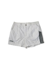 Lade das Bild in den Galerie-Viewer, Adidas Vintage Shorts - L
