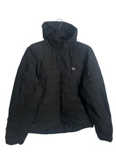 Lade das Bild in den Galerie-Viewer, Fred Perry Steppjacke - L
