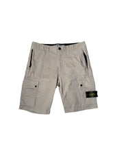 Lade das Bild in den Galerie-Viewer, Stone Island Cargo Shorts - W32
