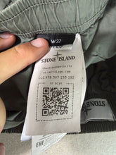 Lade das Bild in den Galerie-Viewer, Stone Island Cargo Shorts - W32

