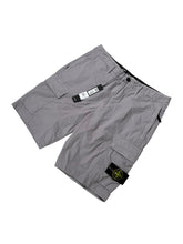 Lade das Bild in den Galerie-Viewer, Stone Island Cargo Shorts - W31
