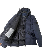 Lade das Bild in den Galerie-Viewer, Stone Island Daunenjacke - L
