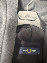 Lade das Bild in den Galerie-Viewer, Fred Perry Hoodie - M
