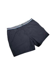 Lade das Bild in den Galerie-Viewer, Fred Perry Shorts - XXL
