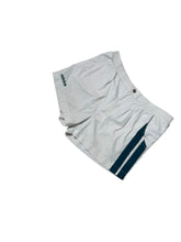 Lade das Bild in den Galerie-Viewer, Adidas Vintage Shorts - XL
