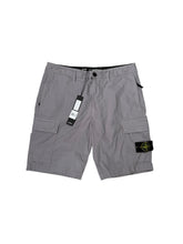 Lade das Bild in den Galerie-Viewer, Stone Island Cargo Shorts - W31
