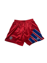Lade das Bild in den Galerie-Viewer, Adidas Vintage Bayern München Shorts - M

