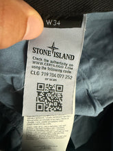 Lade das Bild in den Galerie-Viewer, Stone Island Cargo Shorts - W34
