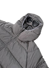 Lade das Bild in den Galerie-Viewer, CP Company Daunenjacke - XXL
