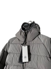 Lade das Bild in den Galerie-Viewer, CP Company Daunenjacke - M
