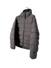 Lade das Bild in den Galerie-Viewer, CP Company Daunenjacke - XXL
