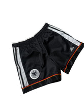 Lade das Bild in den Galerie-Viewer, Adidas Vintage Deutschland Shorts - L
