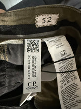 Lade das Bild in den Galerie-Viewer, CP Company Cargo Shorts
