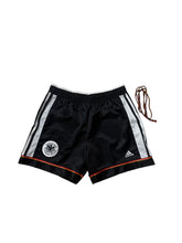 Lade das Bild in den Galerie-Viewer, Adidas Vintage Deutschland Shorts - L
