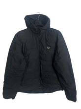Lade das Bild in den Galerie-Viewer, Fred Perry Steppjacke - L
