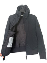 Lade das Bild in den Galerie-Viewer, Stone Island Softshell Jacke - M
