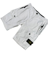 Lade das Bild in den Galerie-Viewer, Stone Island Cargo Shorts - W30
